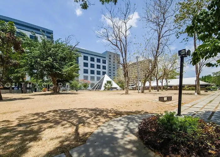 Fully Furnished 3br House In With Parking And Washer Apartment *